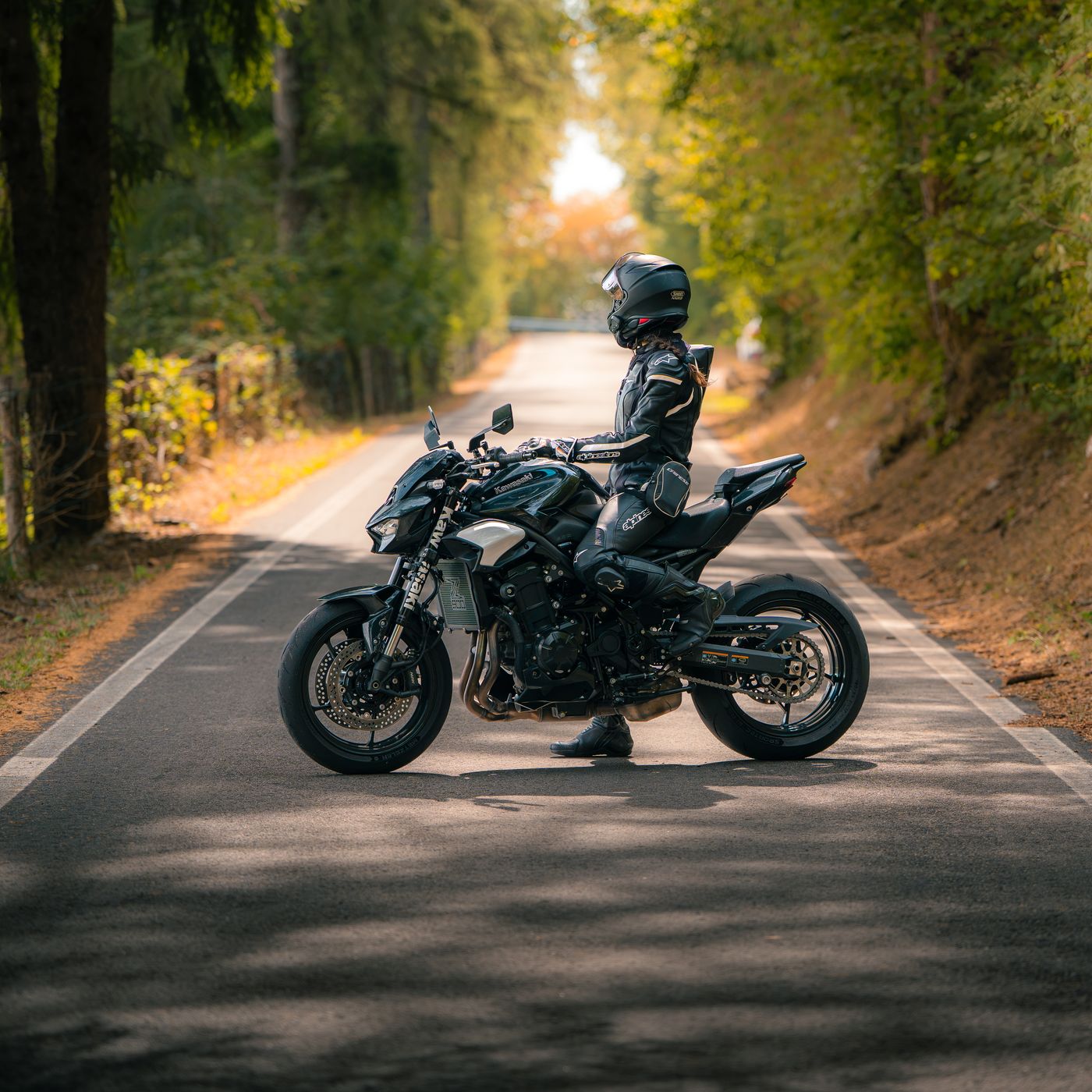La moto ferma su una strada di campagna alberata