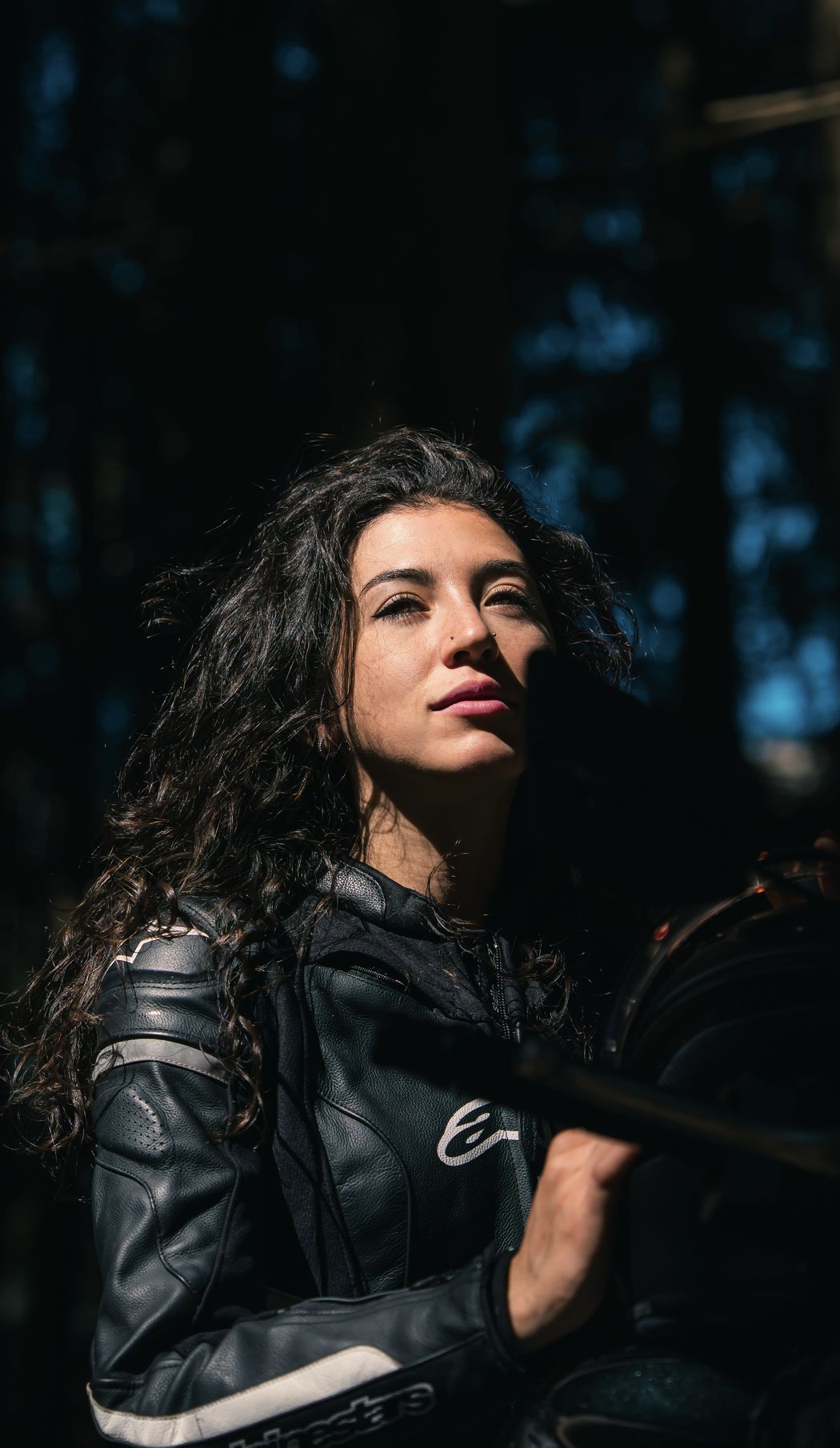 Ritratto di Caterina nel bosco, casco in mano