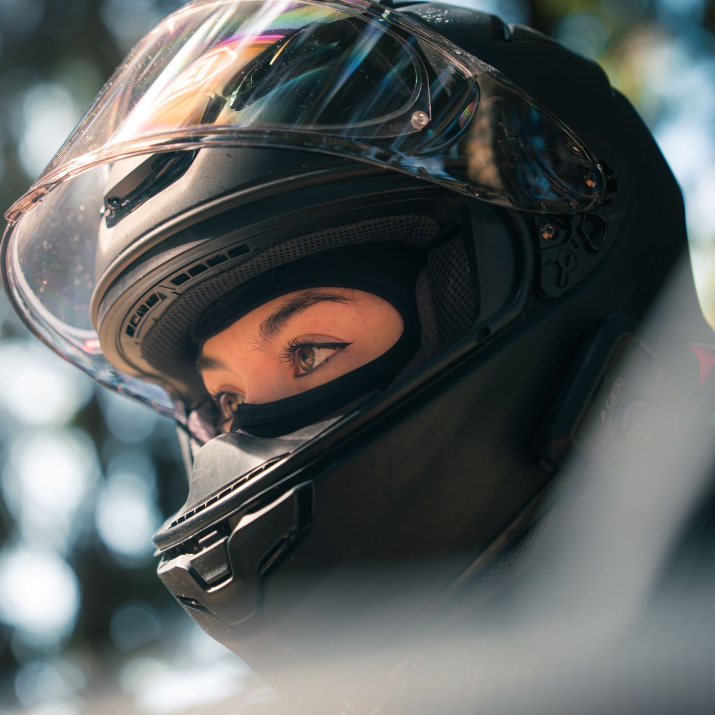 Primo piano del casco con la visiera alzata